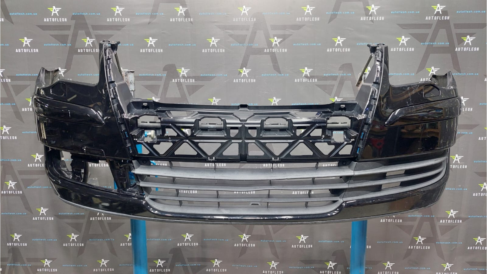 Бампер передний 1T0807221D, 1T0807217G Volkswagen Touran тоуран бу